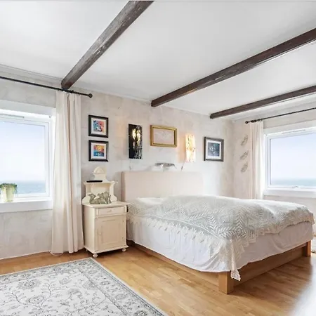 By The Sea - Luxury Apartment *
